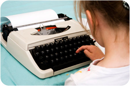 The funniest thing you'll see today: Kids try figuring out how to use to  ancient typewriters