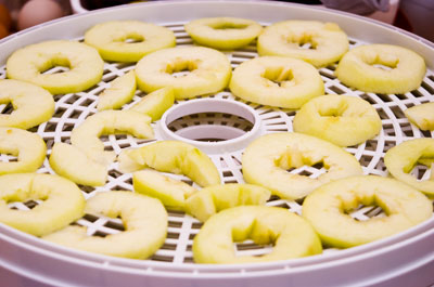 drying apples