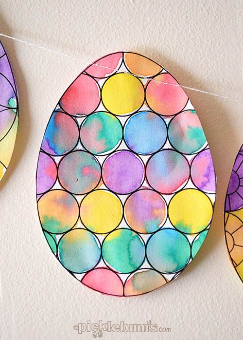 Make an Easy Easter Decoration - free printable egg to colour/paint