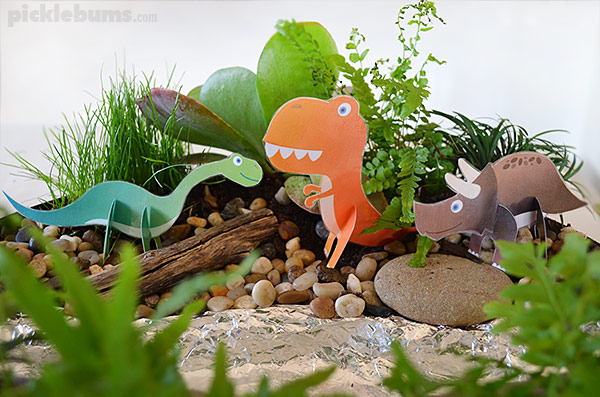 Make a dinosaur garden for imaginative play - plus free printable 3D dinosaurs to make!