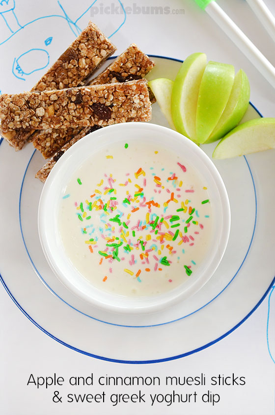 Apple and cinnamon muesli sticks with sweet yoghurt dip - the perfect after school snack! 