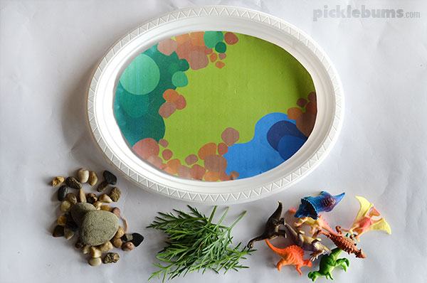 Play Plates - quick and easy imaginative play on a disposable plate! Plus 2 bonus free printable play mats for dino land and farm land play