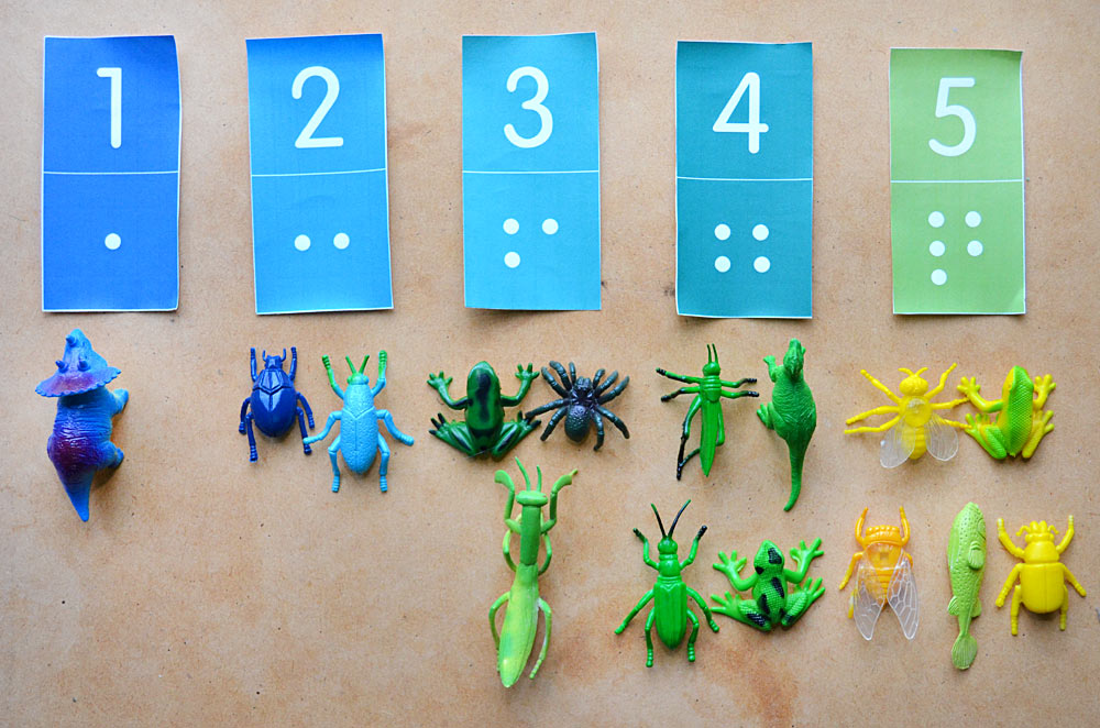 number cards with dots 1 - 5 with plastic animals