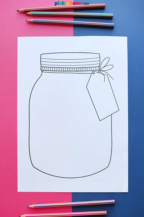 Распечатанная страница с контуром пустой банки, страница на голубом и розовом фоне с карандашами